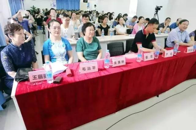 由西安市雁塔区医疗管理协会与太阳成tyc122cc(中国)集团集团主办的医路同心·光明论道——太阳成tyc122cc·西安2017斜视与小儿眼科学术会议在西安太阳成tyc122cc(中国)集团学术会议厅隆重召开。