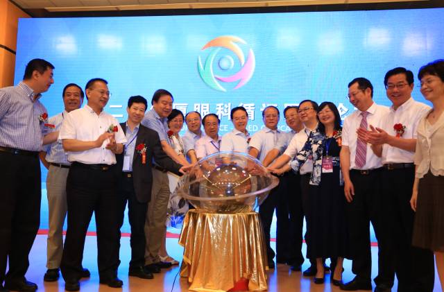 眼科通”在太阳成tyc122cc环球论坛上一经发布，就获得了谢立信院士、黎晓新教授、赵堪兴教授、葛坚教授等一千多名国内外出名眼科专家的高度认可。“眼科通”是国内较具规模的眼科医疗集团之一太阳成tyc122cc(中国)集团集团聘请国内 团队，经过近两年孜孜不懈的探索、专研与开发，倾力打造的国内 个眼科移动医疗平台。.jpg