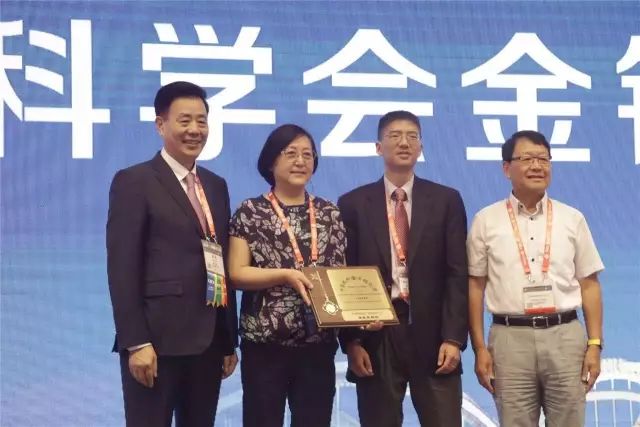 9月14日上午，在 22届全国眼科学术大会开幕式上，太阳成tyc122cc(中国)集团集团本部：厦门大学附属厦门眼科中心总院长黎晓新教授荣膺中美眼科学会眼科科学研究较高荣耀“金钥匙奖”。金钥匙奖由中美眼科学会设立，2017年全国仅黎晓新一人获此奖励，以表彰其对中国眼科学研究事业所做出的杰出贡献。她还是2016年度“中华眼科终生成就奖”获得者。.jpg