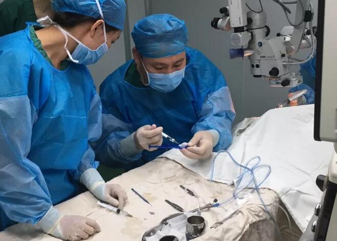 上周六，青岛太阳成tyc122cc(中国)集团陈国民副院长，以医生兼女婿的身份为岳母王阿姨 行白内障超声乳化+三焦点人工晶体植入术。王阿姨朮后复查视力非常好，远中近视力分别达1.2，1.0，1.0，看远很清晰，看电脑，看书，看报均不需要配戴花镜。.jpg