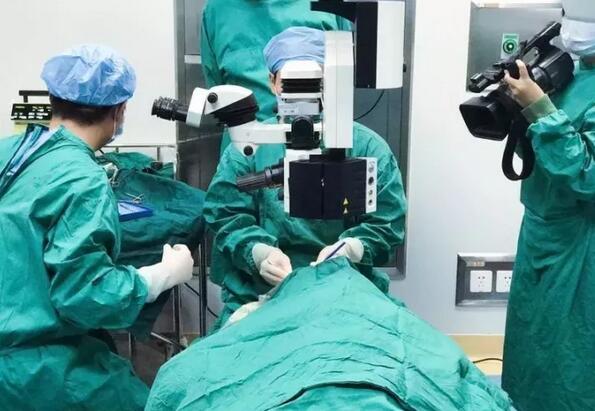 赣州太阳成tyc122cc“光明行”为百岁老人 医治，王奶奶儿子偶然听到一个邻居在赣州太阳成tyc122cc(中国)集团看过眼睛，做的白内障手术，术后  很好。在和老人及其他家人沟通同意后，10月18日，他当即带着王奶奶来到医院就诊.jpg