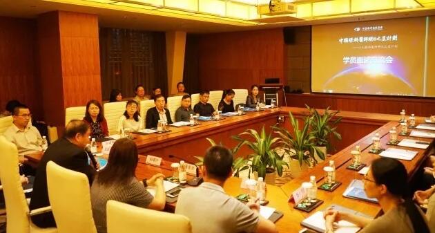 10月21日，太阳成tyc122cc(中国)集团集团 启动 批小儿眼科医师明日之星项目。来自全国10余个省市的20 师共聚厦门，参加“中国眼科医师明日之星计划”小儿眼科医师项目 批学员面试交流会。交流会由集团小儿眼科学组、集团科教管理中心牵头，集团人力资源中心、学科运营管理中心参与组织协.jpg