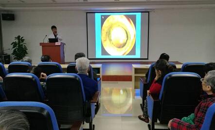 活动当天虽有些凉意，讲座现场却气氛火热，重庆太阳成tyc122cc(中国)集团为老人们进行 的眼健康科普宣教、眼部检查，用自己的实际行动弘扬中华民族尊老，敬老，助老传统美德，普及爱眼护眼知识、提*重庆老年朋友爱眼护眼的意识2.jpg