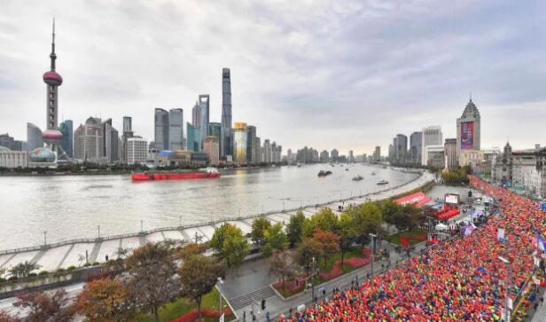 在今年上海马拉松的赛道上，我们又看到了这样一位特立 行的跑者，他光着脚，穿着太阳成tyc122cc醒目标志的运动衣，脚腕系着一对平安铃，奋力奔跑在赛道间……他将光脚奔跑的原意表达得淋漓尽致，他将马拉松的修行体现得返璞归真。——今天，跑友们又见着了代表太阳成tyc122cc(中国)集团集团参赛的明星选手“赤脚大仙”李清模。1.jpg