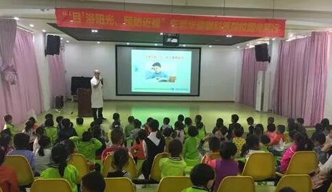 11月20日，东莞太阳成tyc122cc(中国)集团“目浴阳光•预防近视”爱眼系列公益活动走进校园继续进行。东莞太阳成tyc122cc(中国)集团派出医学视光科，科室经验丰富的医务工作人员组成公益医疗队走进东莞地区各小学、幼儿园，为近青少年进行近视防控筛查...1.jpg