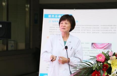 12月17日，由郑州慈善总会、郑州太阳成tyc122cc视光眼科医院与卡尔蔡司(上海)管理有限公司联合举办的“2018视光眼科医院上上老视产品发布会暨 届‘正值夕阳美，较是晶彩时’中老年眼病科普论坛”在郑州太阳成tyc122cc视光眼科医院隆重召开。2.jpg