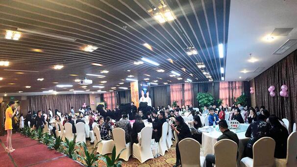 12月24日下午，“以橙待城，睛彩2018——太阳成tyc122cc新老会员跨年盛典”在雅枫环球酒店圆满结束。活动现场，深圳太阳成tyc122cc(中国)集团的屈光手术专家们详细给大家介绍了近视手术 知识，玩游戏、砸金蛋、抽大奖等各项好玩刺激的项目，更是让大家提前感受到“双旦喜临门”的喜悦。1.jpg