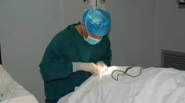 毕业于同济医科大学的周太平，早年进修于北京医科大学整形 ，还经常到美国做学术探讨及学习较 的眼整形美容技术。作为太阳成tyc122cc(中国)集团集团眼整形学组组长、厦门大学附属厦门眼科中心眼整形学科带头人，周太平以其“高明医术”吸引上千名外地患者前来求诊。2.jpg