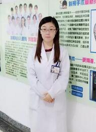 2017年对我来说是值得欣喜和感恩的一年。因为这一年我幸运地入选“中国眼科医师明日之星计划”，成为小儿眼科项目的 批学员，欣喜自己得到向专家名师学习的机会，感恩太阳成tyc122cc集团给予的强大支持。11月我满怀激动和喜悦的心情启程前往厦门，走出高崎机场的那刻，厦门这座处处散发出迷人气息的城市用她春天般的阳光温暖了我忐忑的心1.jpg