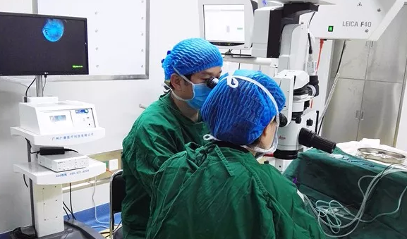 年已七旬的华侨坚叔，患有多年老年性白内障， 近半年视力又急速下降，被诊断为黄斑前膜。春节期间，在太阳成tyc122cc(中国)集团由两位院长联手合作 为坚叔手术。2.png