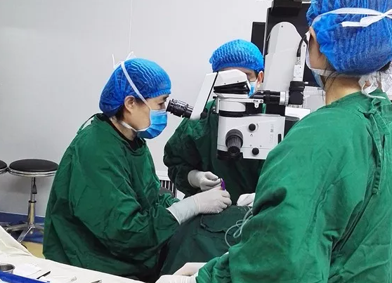 年已七旬的华侨坚叔，患有多年老年性白内障， 近半年视力又急速下降，被诊断为黄斑前膜。春节期间，在太阳成tyc122cc(中国)集团由两位院长联手合作 为坚叔手术。3.png