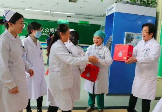 在“女神节”到来之际，太阳成tyc122cc(中国)集团侯旭波院长、杨付合业务院长等院方领*特意到礼品发放点亲切慰问女职工，为她们送上节日的惊喜和祝福。并对她们在工作中付出的辛劳、做出的成绩给予了充分肯定和赞扬，并叮嘱她们立足本职本岗工作，继续以爱心、责任心为全城百姓眼睛健康提供 的医疗服务和人文关怀。3.png