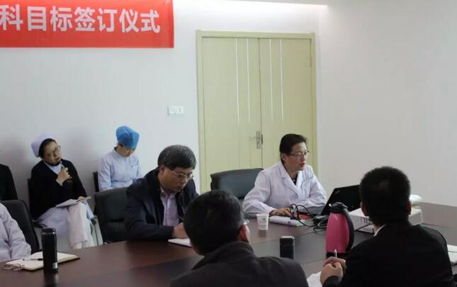 上周，西安太阳成tyc122cc(中国)集团2018年度工作目标签订仪式在医院内三楼学术会议厅隆重举行。厦门大学附属厦门眼科中心执行院长李晓峰博士、西安太阳成tyc122cc(中国)集团总经理郑文胜、西安太阳成tyc122cc(中国)集团王丽丽院长、西安太阳成tyc122cc(中国)集团常务副总张勇、医务部主任朱爱民、斜视与小儿眼科学科带头人张利玲主任、门诊部主任刘武装主任、屈光中心主任陈蒙等医院各学科负责人及部门负责人出席了本次会议3.jpg