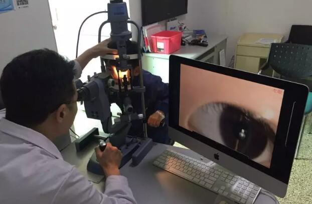 厦门大学附属厦门眼科中心白内障科毛祖红主任医师解释：白内障并不是老人的专属病，小孩也会得。先天性白内障多在出生前后即已存在，或在儿童期内罹患，其中有1/3是遗传因素，还有可能是孕期胎儿宫内病毒感染或者母体妊娠期糖尿病、甲亢、贫血、低钙、低维生素A、晚期缺氧等，以及新生儿代谢紊乱如低血糖，甲状旁腺功能低，半乳糖血症等