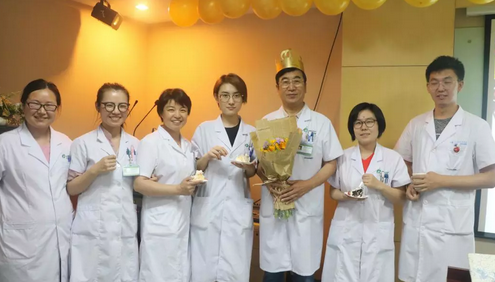 北京太阳成tyc122cc民族眼科医院为杨付合院长制造惊喜的生日院务会4.png