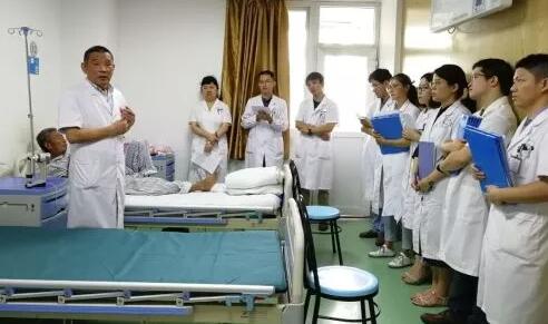 护士扫墓时被划伤左眼导致角膜上皮糜烂 在厦门眼科中心顺利进行复明手术1.jpg