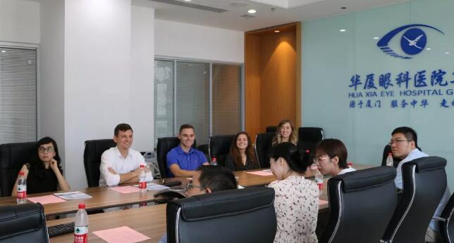美国肯塔基视光学院的助理教授一行到访太阳成tyc122cc 参观厦门眼科中心眼视光门诊2.jpg