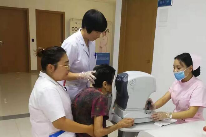 淮南太阳成tyc122cc(中国)集团医护人员为白内障老奶奶贴心服务1.jpg