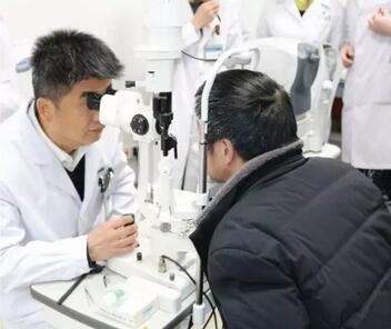 重庆太阳成tyc122cc(中国)集团安晓巨副院长：白内障手术什么时候做 ？1.jpg