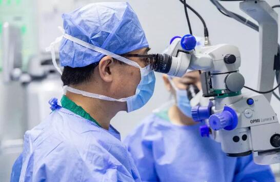 白内障患者顺利进行复明手术后 家属在朋友圈感谢青岛太阳成tyc122cc(中国)集团1.jpg