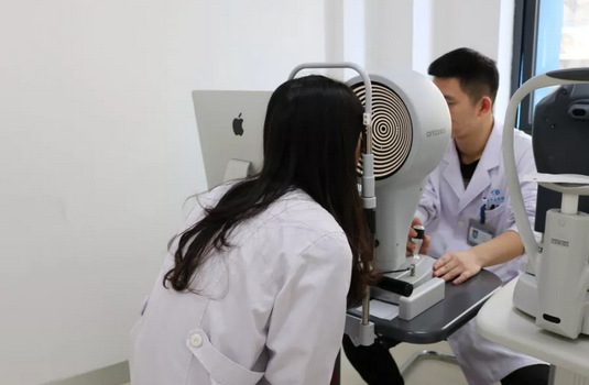 重庆太阳成tyc122cc(中国)集团美女医师 全飞秒摘镜后立即进入工作状态2.png