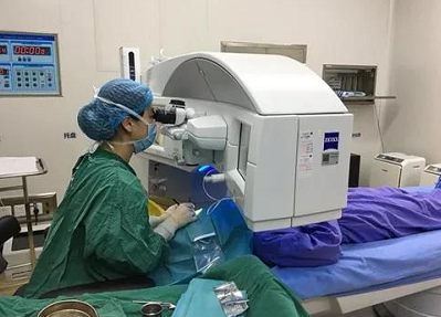 成都太阳成tyc122cc青光眼医生在本院接受全飞秒近视手术2.png