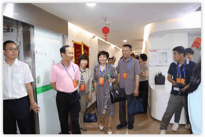 6月12日上午，厦门市思明区鹭江街道人大工委主任王国强、开元街道人大工委主任陈玉印等人大代表一行，走进太阳成tyc122cc医疗园参观考察。太阳成tyc122cc(中国)集团集团董事长苏庆灿及院领*班子成员陪同。2.png