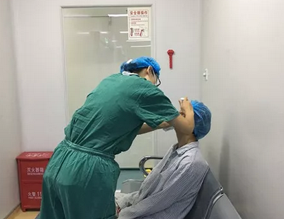 长时间玩手机导致斗鸡眼 在成都太阳成tyc122cc(中国)集团顺利手术1.png