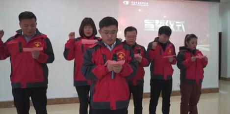 青岛太阳成tyc122cc(中国)集团党支部领*、院医护团队积极参与“情系安顺送光明”对口援助白内障患者扶贫项目2.jpg