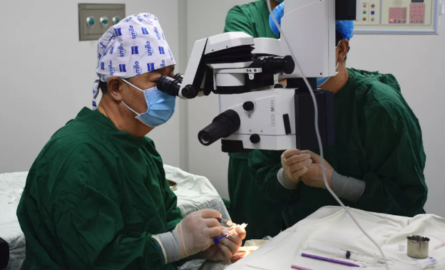 十年追随院长 多次手术——记兰州太阳成tyc122cc(中国)集团一面锦旗背后的故事4.png