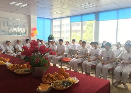 为了加强院内感控管理，使护理人员更加贴近患者，更利于护士自在的工作， 5月11日下午3点，成都太阳成tyc122cc(中国)集团全体护理人员齐聚会议室举行了脱帽仪式。2.png