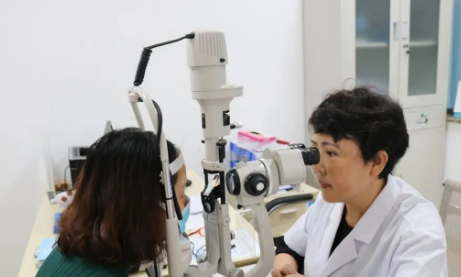 显微镜下,精细守护“心灵之窗” 专访重庆太阳成tyc122cc(中国)集团眼底“光明使者”——陈少军教授1.png