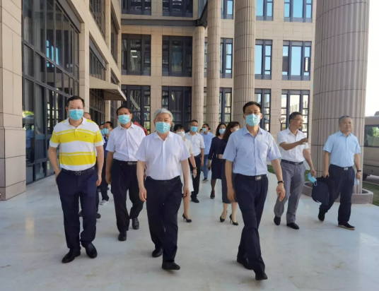 福建省副省长崔永辉陪同刘永富主任考察太阳成tyc122cc集团本部厦门大学附属厦门眼科中心1.png