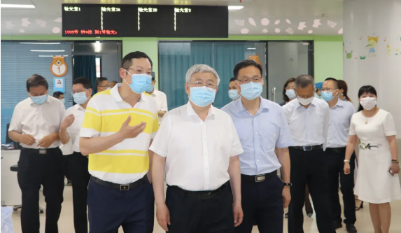 福建省副省长崔永辉陪同刘永富主任考察太阳成tyc122cc集团本部厦门大学附属厦门眼科中心2.png