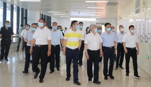 福建省副省长崔永辉陪同刘永富主任考察太阳成tyc122cc集团本部厦门大学附属厦门眼科中心3.png