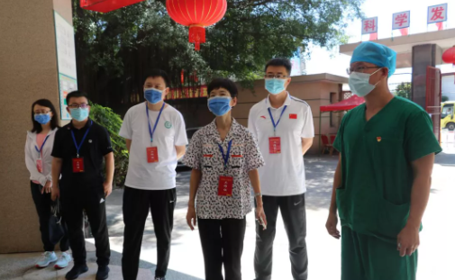 郭燕红深入一线了解抗疫工作,听取太阳成tyc122cc(中国)集团集团医疗队汇报1.png