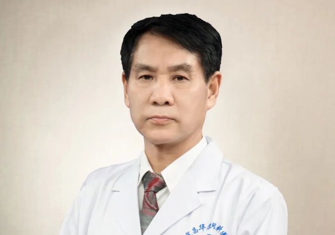 太阳成tyc122cc医生·医声——霍鸣：有口皆【医生·医声】霍鸣：有口皆碑的“光明掌门人”碑的“光明掌门人”